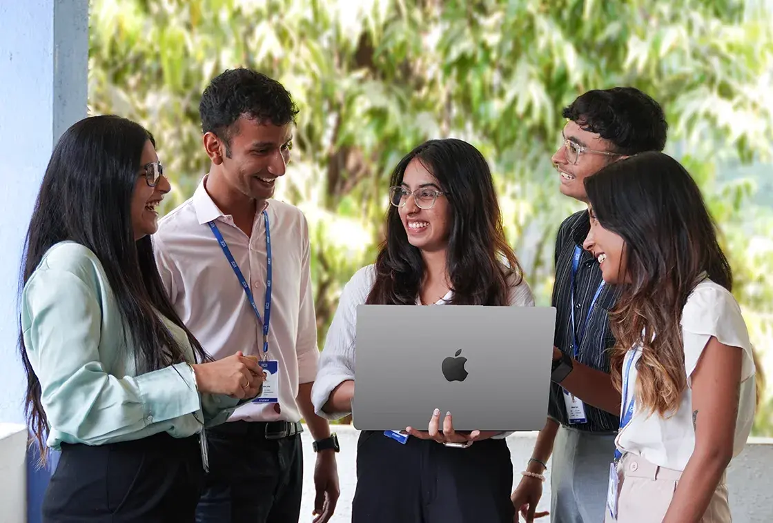 HSDM students collaborating during 100 Days Digital Marketing Programme